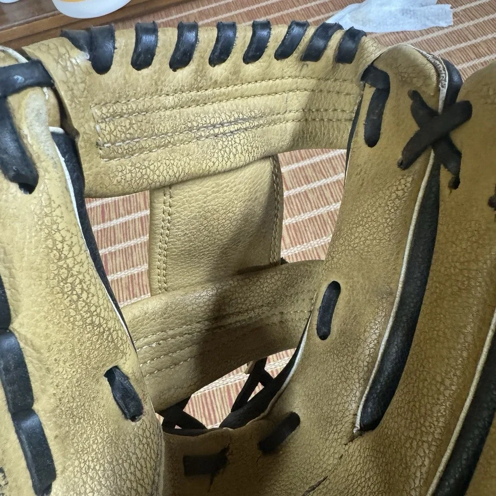 Rawlings WPL115BCW 11 1/2 Inch Players Series Right Hand Throw